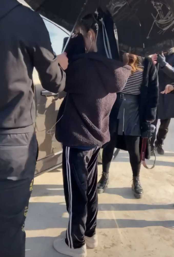 鞠婧祎穿黑色长裙样式高挑,比例优雅
