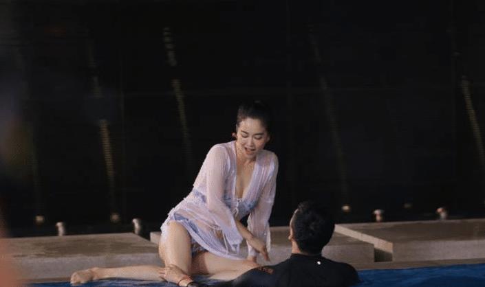 42岁的她越活越开放,继续“倒挂式长开”,蜜桃腿更是难得一见!