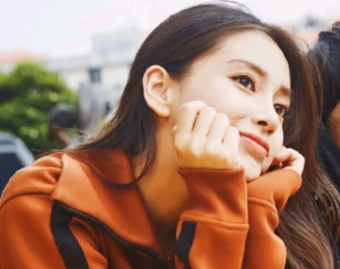 杨颖身材有多娇小?全身蜷在一张凳子上,没几个人能做到