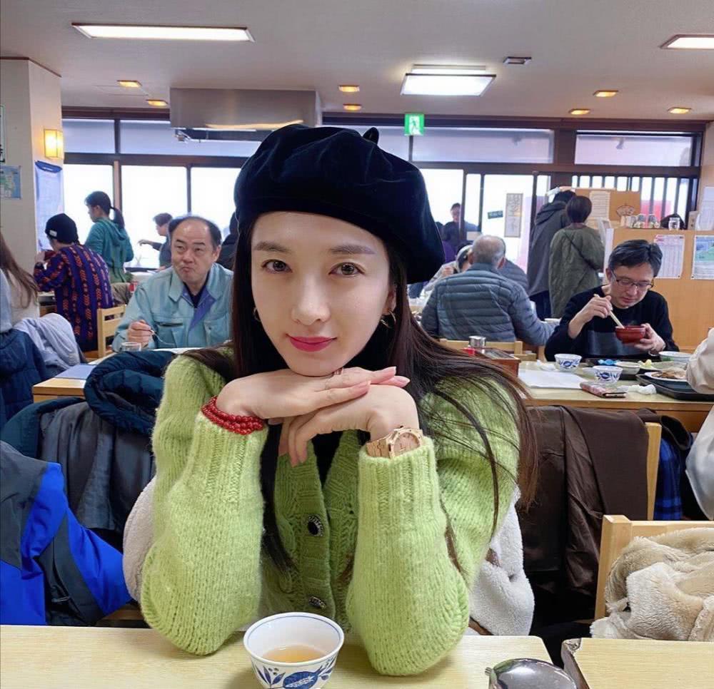 江疏影黑色皮夹克搭配A字裙，身材极品时尚感满分