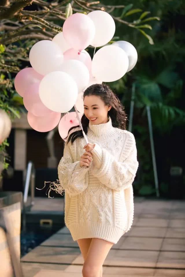 张柏芝复出营业，身穿白色毛衣重返颜值巅峰