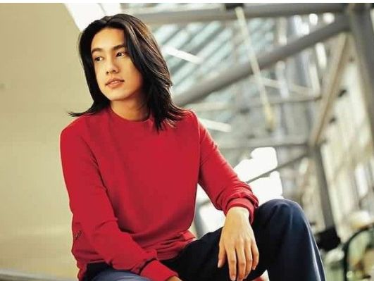 她5岁就参演电视剧,34岁嫁自己偶像,今37岁被老公宠成公主