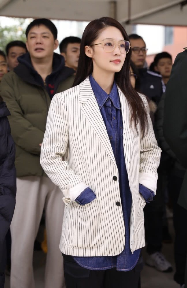 李沁真乃人间绝色,“少女脸”轻松切换“熟女脸”,一抹红唇就搞定