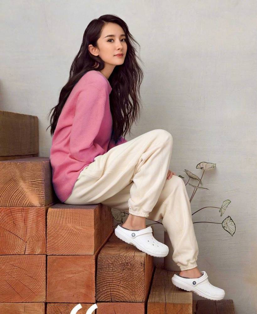 杨幂离婚后大胆挑战马卡龙色毛衣,意外很惊艳!