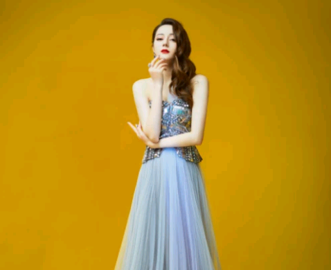 22岁关晓彤与27岁热巴同框侧脸,一个青春靓丽,一个明艳动人