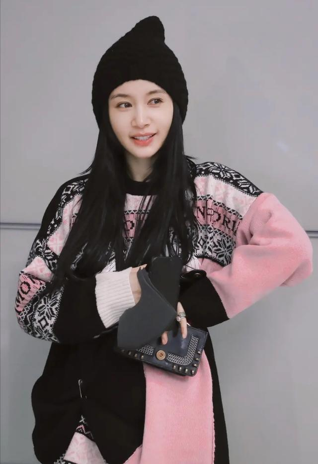 王子文个子虽小,但身材比例出众,穿毛衣裙配长靴藏不住大长腿