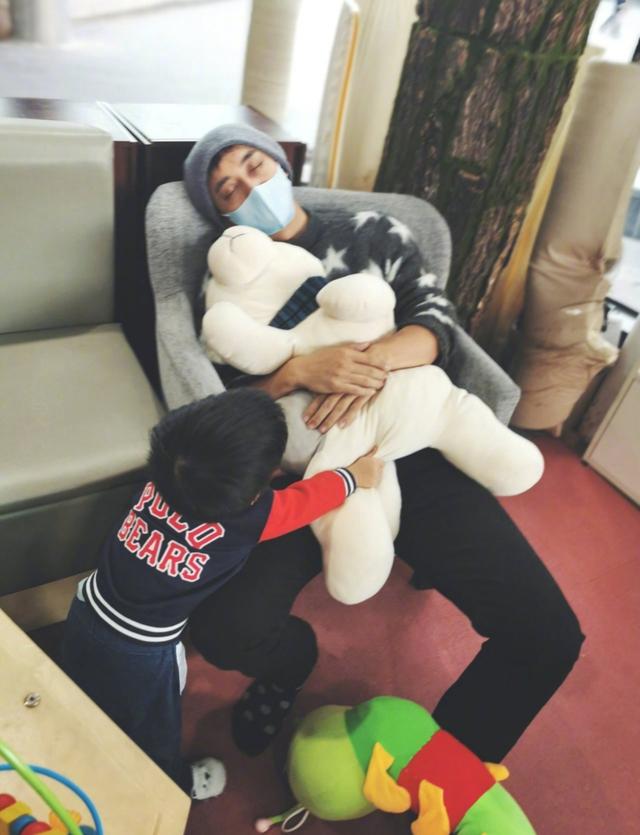 李佳航陪一岁半儿子去早教中心却睡着了,儿子叫爸爸起床操碎了心