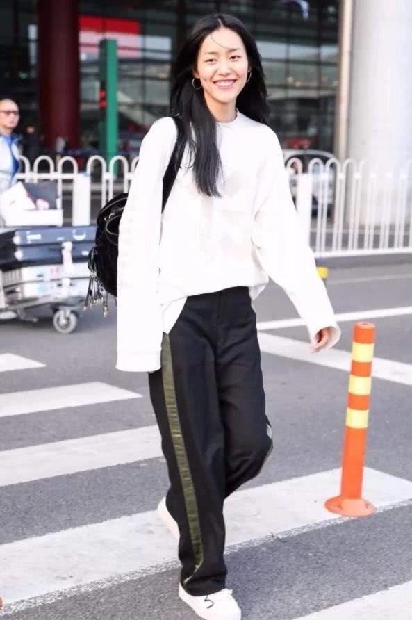 卫衣还可以这样穿？大表姐刘雯穿出了时尚减龄感，你也试试？