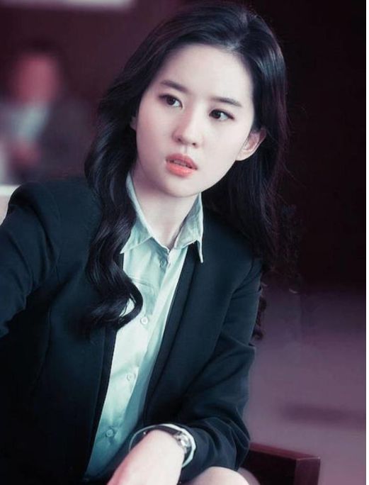 曾是国家一级演员，退出国籍移居美国，素颜外出昔日容颜已不存在