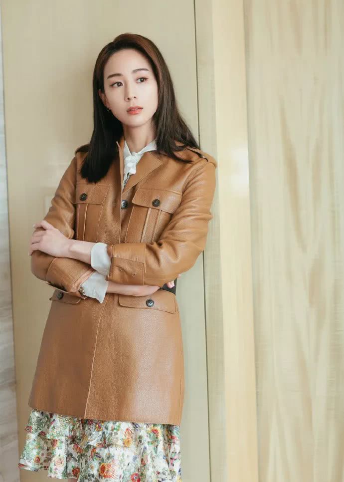 有种蹲姿叫张钧甯的“高跟蹲”,拍照摆这个姿势,也太性感了吧