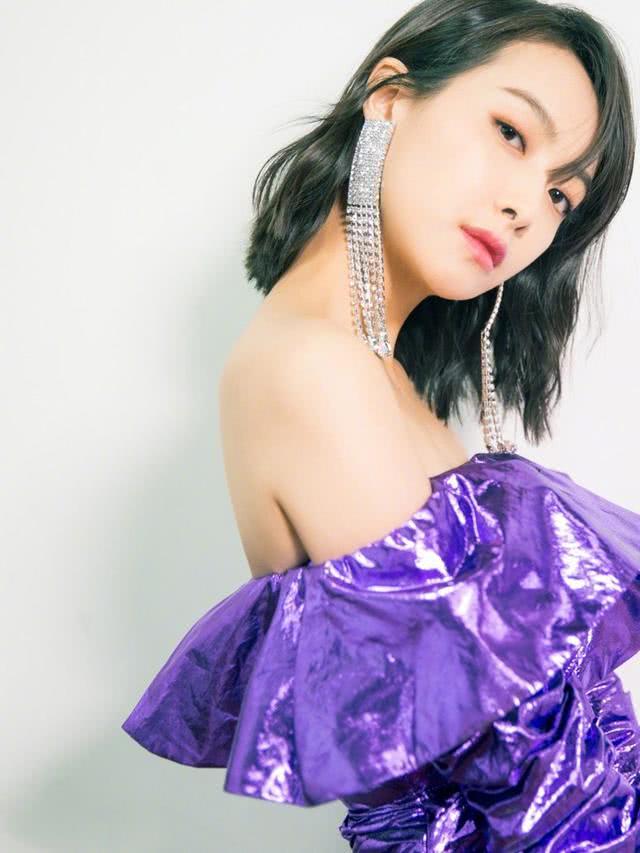 宋茜气质好又瘦任性穿,紫色亮面连衣短裙配长筒靴满满少女感