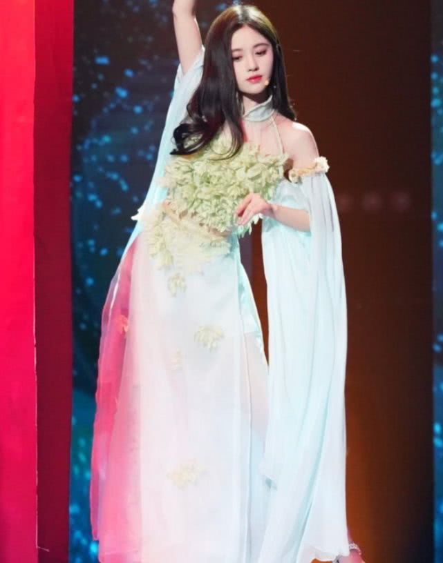 鞠婧祎的裙子有多薄?没想到她穿起来又仙又美太好看