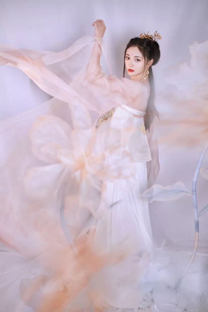 周洁琼穿古风扮琵琶仙子登台,太赞了