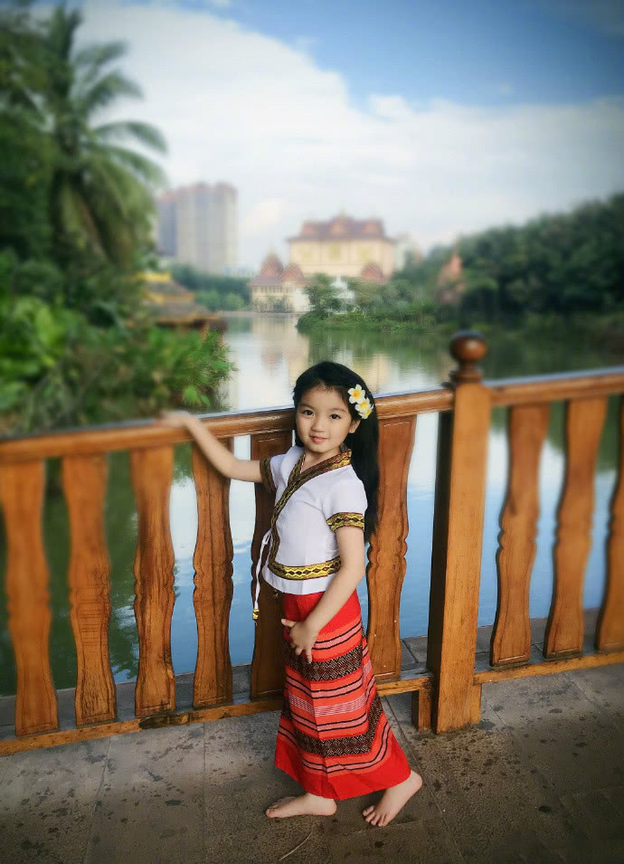 阿拉蕾长大了!穿“民族裙”跳舞有模有样,年纪小却是公认时尚咖