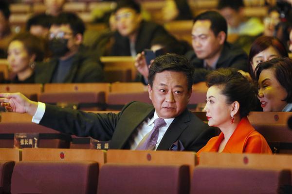 朱军妻子罕见晒全家福，17岁儿子高大帅气，朱军显老谭梅端庄大气