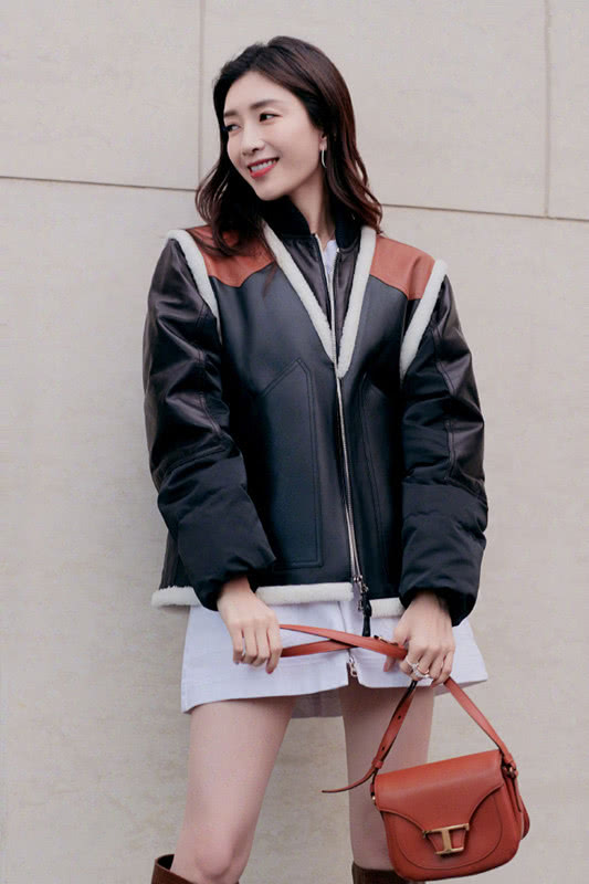 江疏影秀过年私服,穿皮衣搭A字裙,穿长靴超时尚