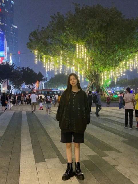 宋妍霏大卫衣搭配短裤秀美腿，一双马丁靴A爆了