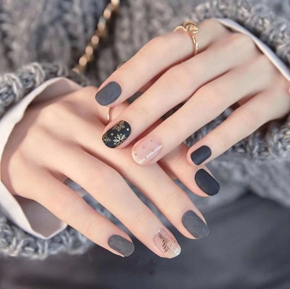 最适合今年冬季做的雪花美甲，你不想试试吗？