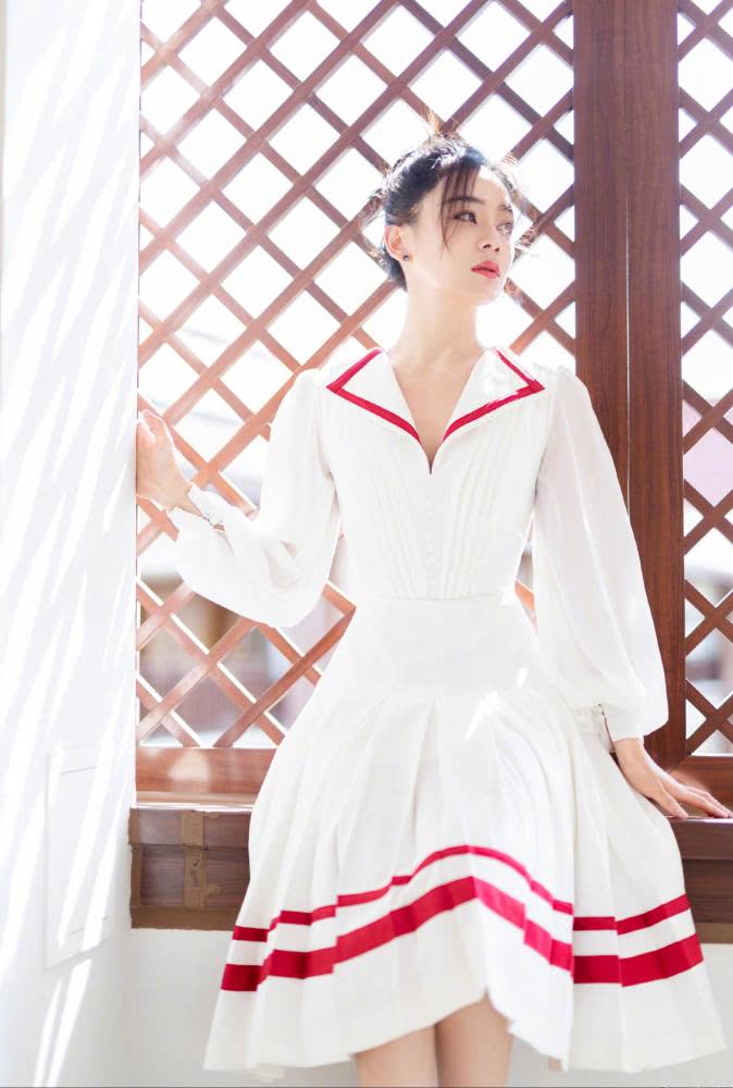 袁姗姗穿金色亮片人鱼裙勾勒完美曲线,身材未免太好了