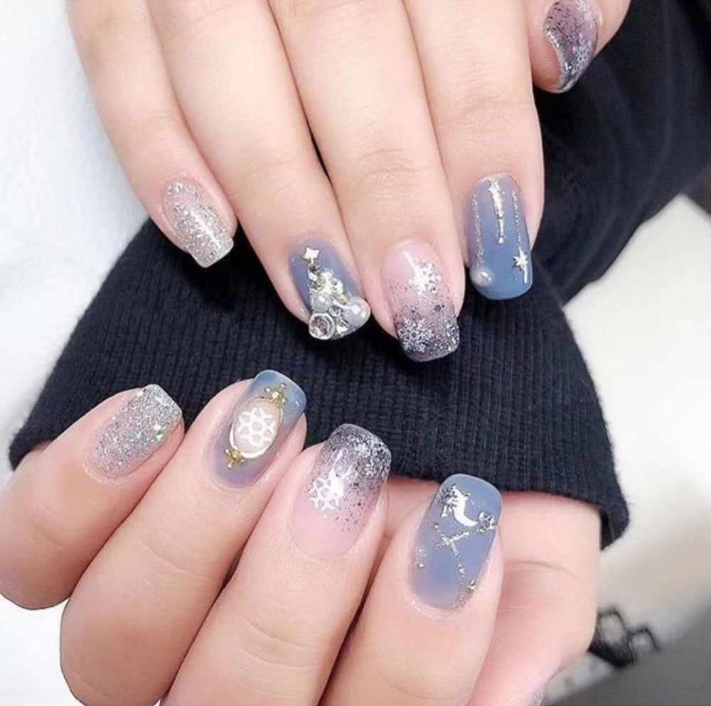 最适合今年冬季做的雪花美甲，你不想试试吗？
