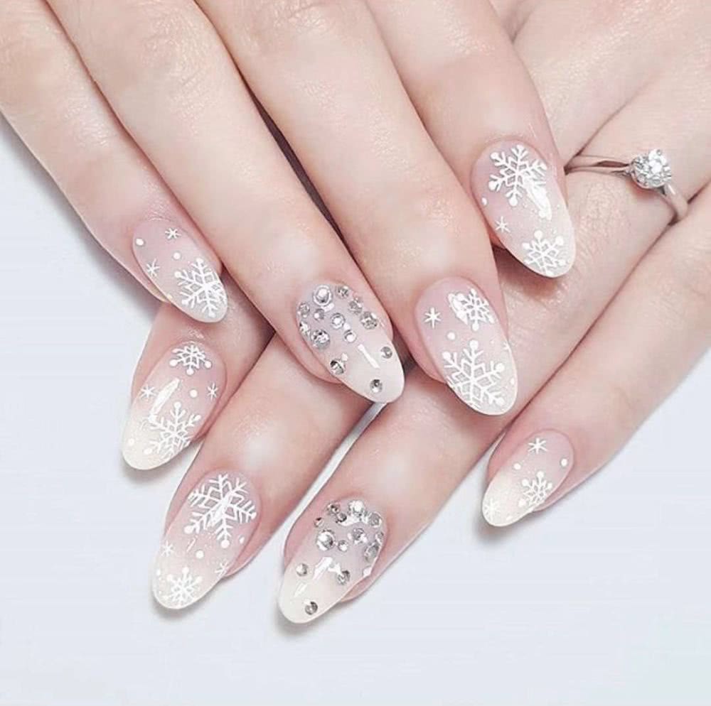 最适合今年冬季做的雪花美甲，你不想试试吗？