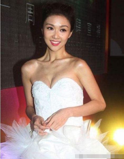 38岁薛凯琪终于放开，当她的炼乳裙照流出，才知道啥叫有料身材