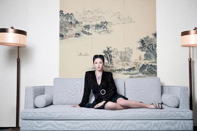 张雨绮穿西装内搭吊带连衣裙亮相,气质真惊艳