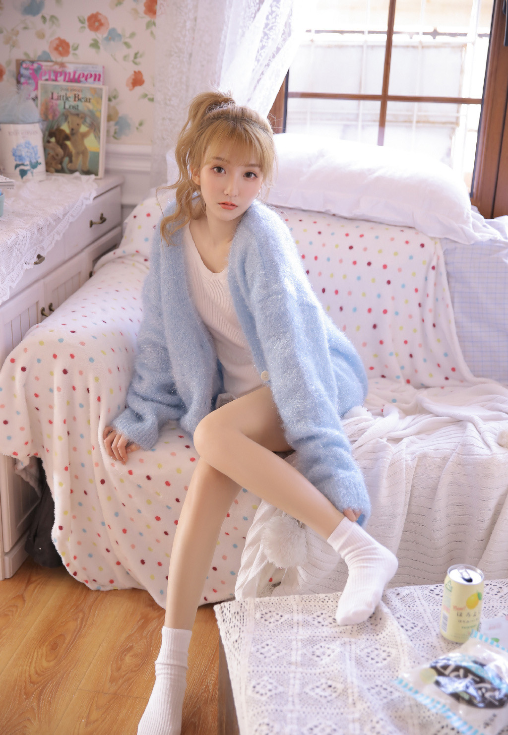 清纯可爱吊带美女白嫩居家风格写真图片