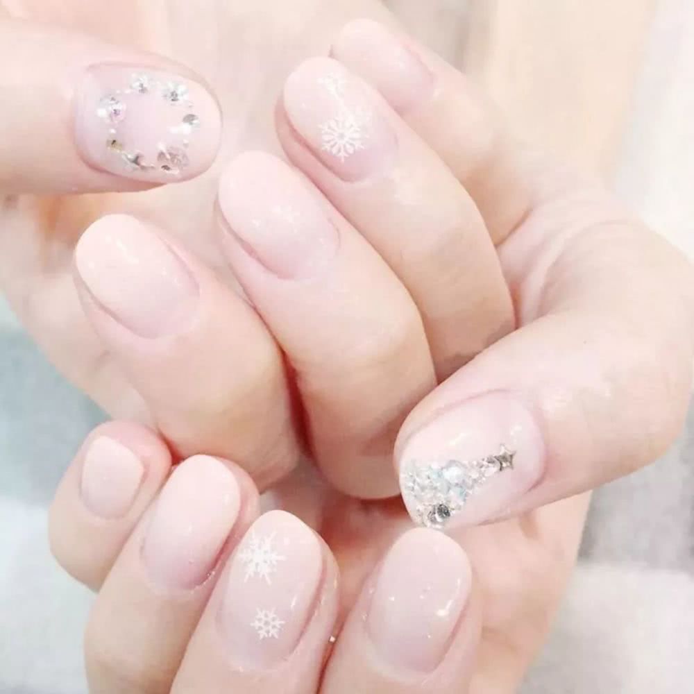 最适合今年冬季做的雪花美甲，你不想试试吗？