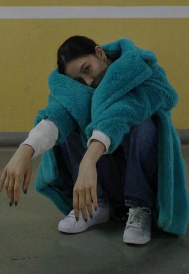 宋妍霏穿无肩带长裙抬手后,腋窝成直男们的最爱