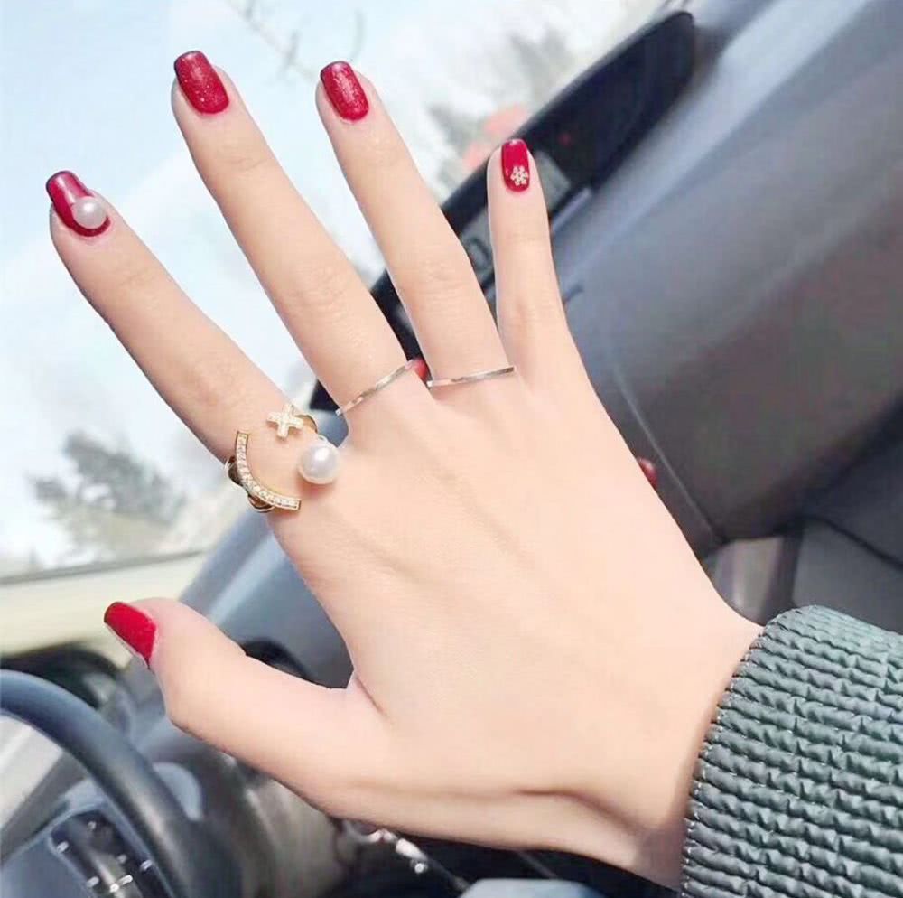 最适合今年冬季做的雪花美甲，你不想试试吗？