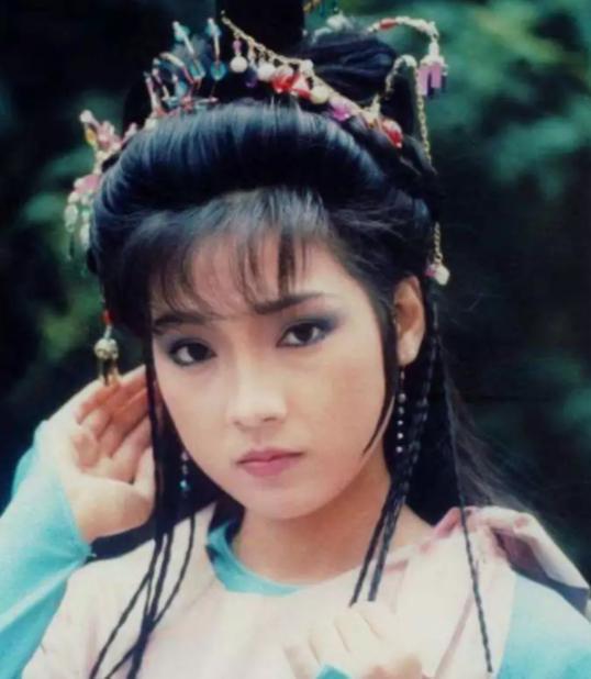 曾被冠以“狐狸精”称号,插足梅艳芳恋情,还害死了翁美玲