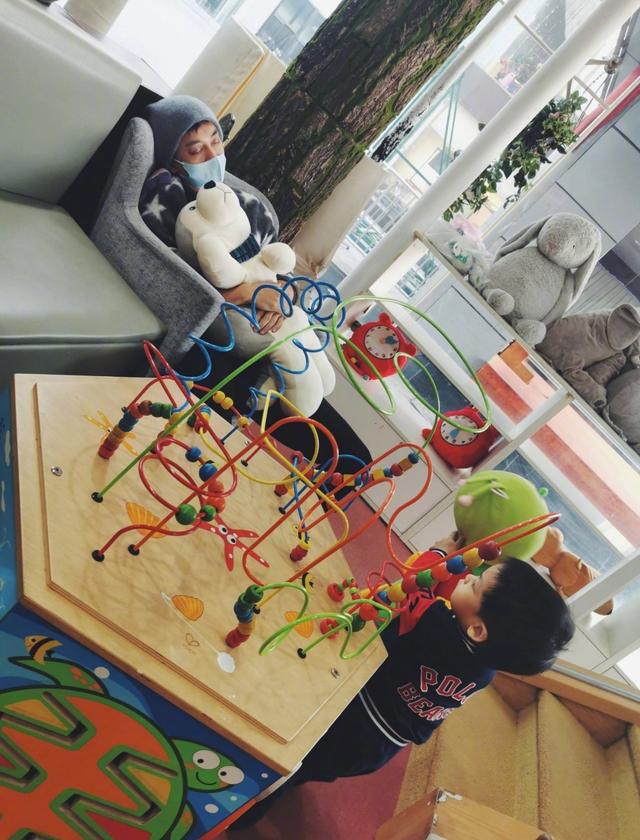 李佳航陪一岁半儿子去早教中心却睡着了,儿子叫爸爸起床操碎了心