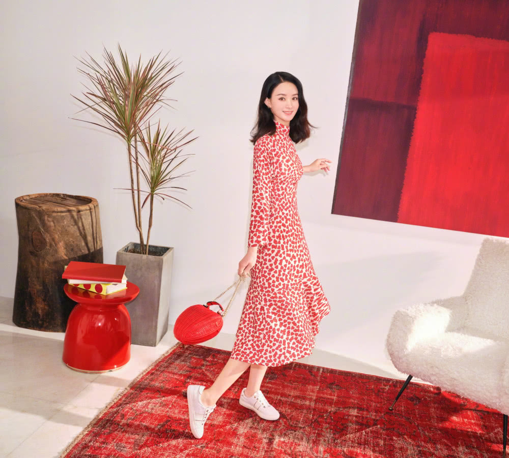 赵丽颖产后瘦到不足90斤！骨感身材穿纱裙仙美更甚，辣妈模样尽显