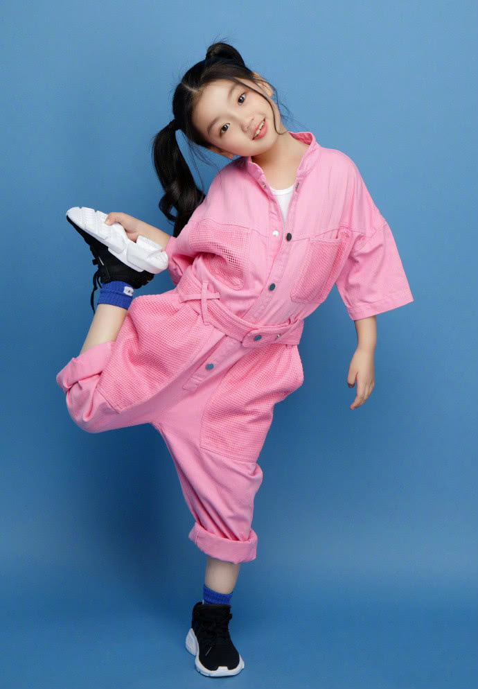 阿拉蕾长大了!穿“民族裙”跳舞有模有样,年纪小却是公认时尚咖