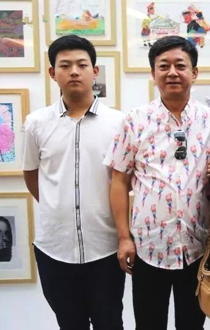 朱军妻子罕见晒全家福，17岁儿子高大帅气，朱军显老谭梅端庄大气