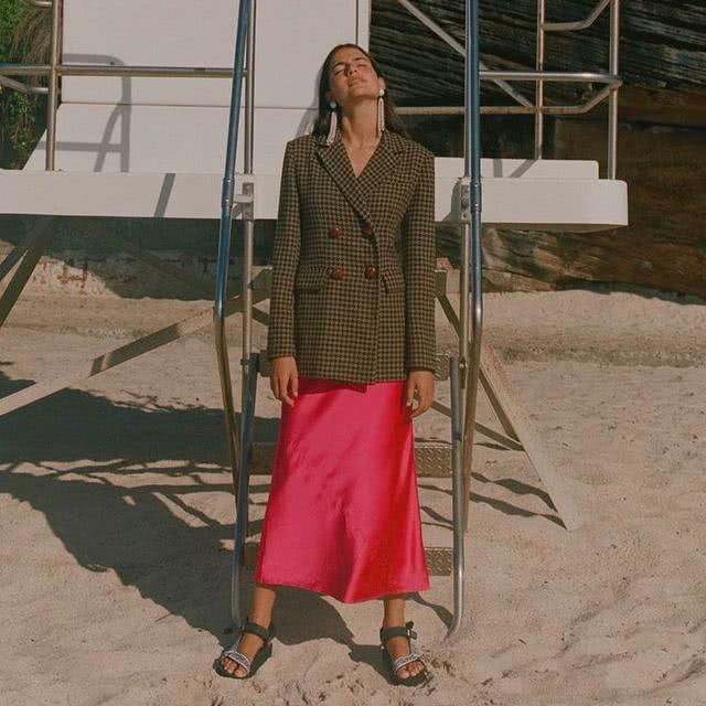 欧美街拍：连衣裙搭配外套显瘦还时髦，街头潮人都爱这样穿