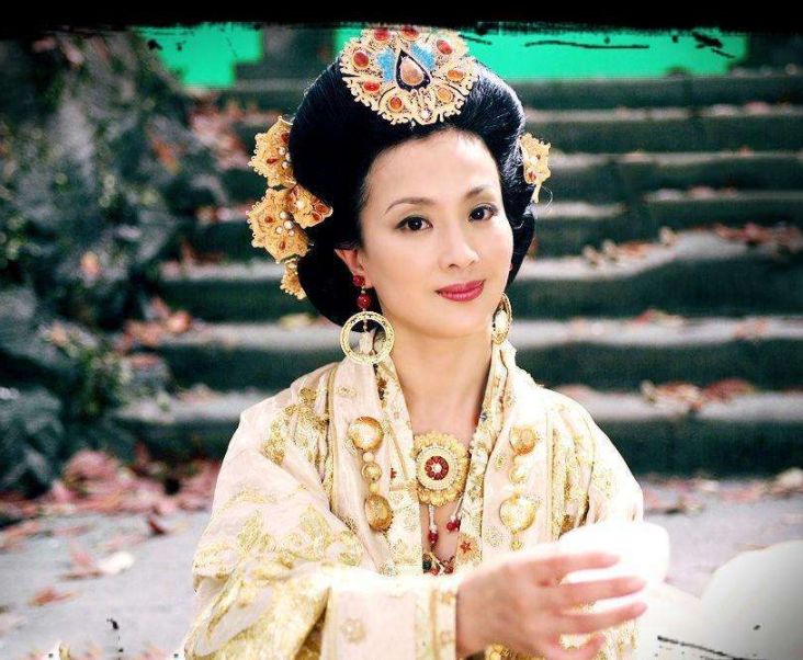 曾是国家一级演员,退出国籍移居美国,素颜外出昔日容颜已不存在