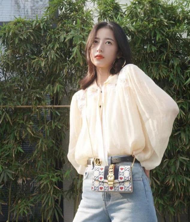 不输倪妮,有着“吃香脸”的周雨彤,终于把造型教科书更新了