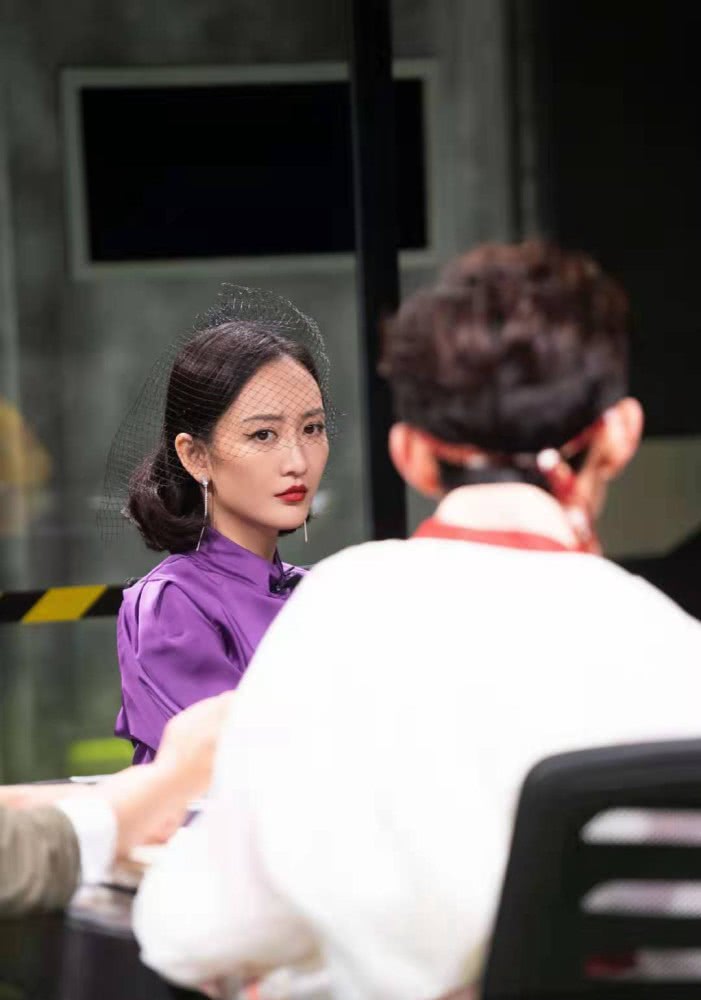 王鸥穿紫色长裙录综艺,网纱遮眼红唇吸睛,一颦一笑尽显风情!