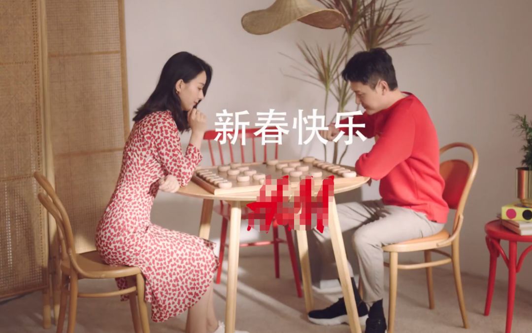 赵丽颖又秀恩爱!与老公冯绍峰甜蜜打闹,她表情娇羞小动作显亲密