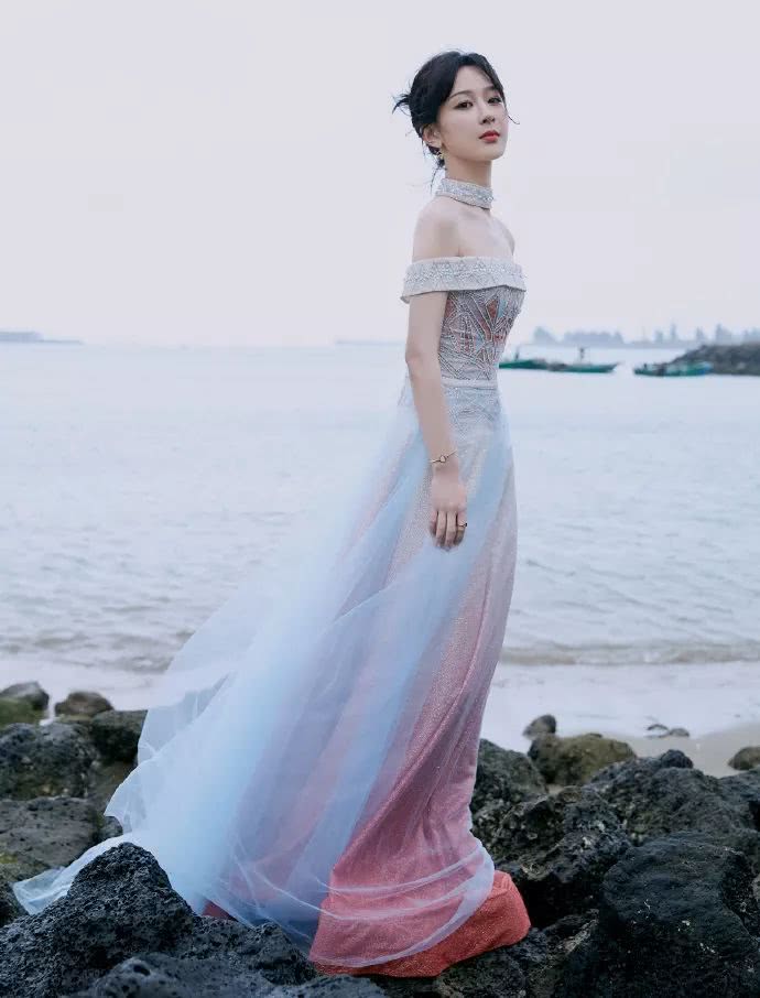 杨紫穿粉色小礼服,换发型瘦下来尖下巴都快成蛇精脸了