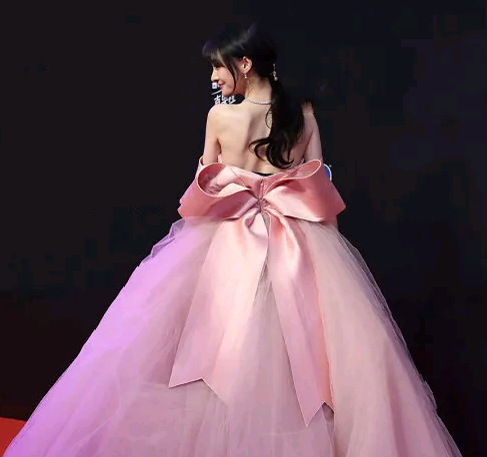 都说郑爽的背影很好看,当粉丝晒楼上头顶抓拍照,才知道她多完美