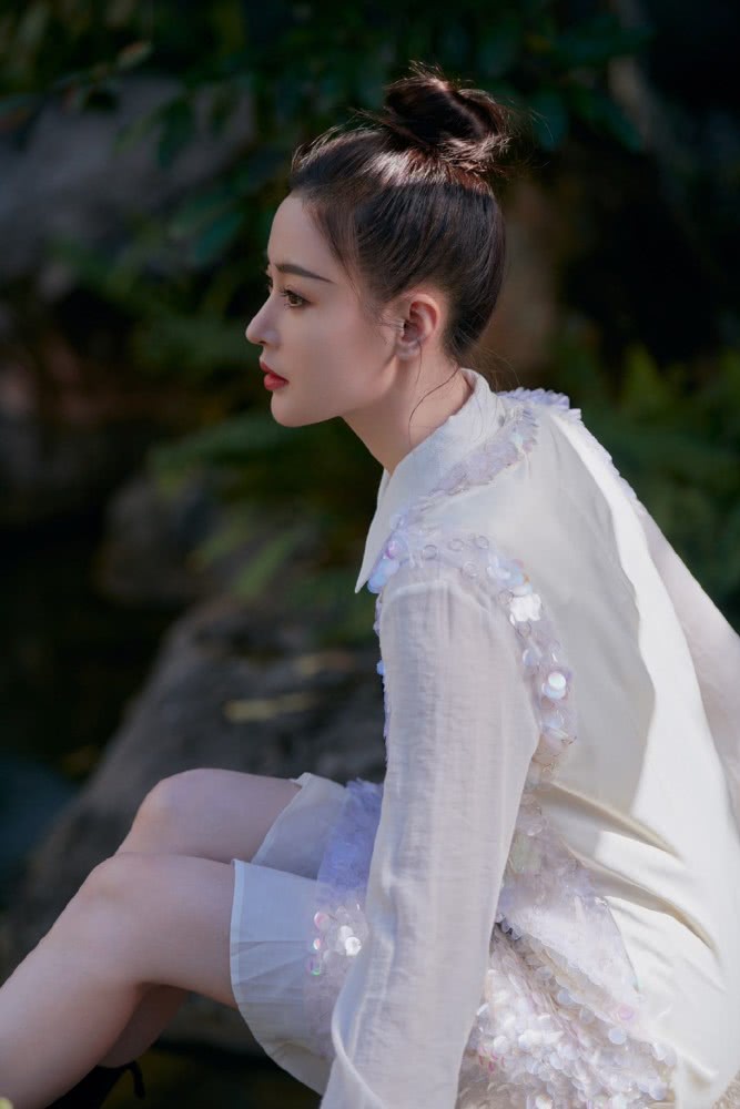 张天爱穿衬衫裙系蝴蝶结,少女感爆棚