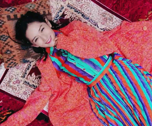 妻子团躺地毯上拍大片,看到成品照,网友开眼了