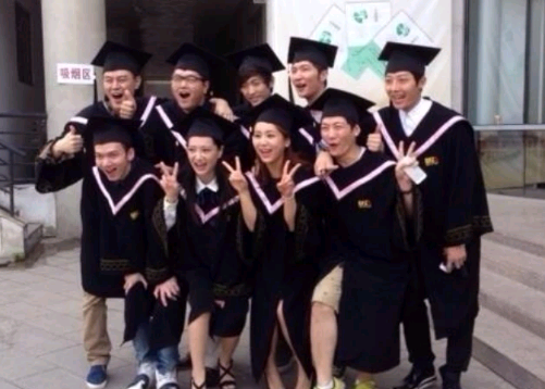 张一山杨紫毕业照曝光,谁注意到李现的表情?承包我一年的笑点!