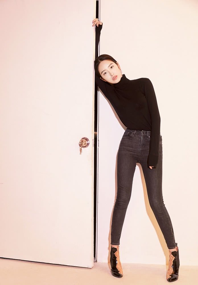 杨采钰穿露肩轻纱裙扎俩麻花辫，减龄似少女