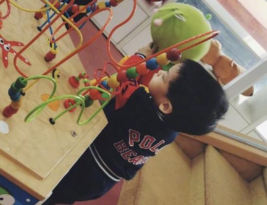 李佳航陪一岁半儿子去早教中心却睡着了,儿子叫爸爸起床操碎了心