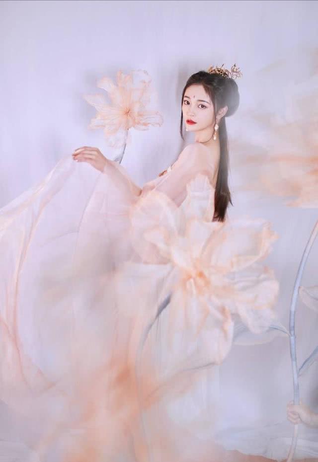 周洁琼一袭齐胸襦裙犹抱琵琶宛若仙子，这次的造型真是太仙了！