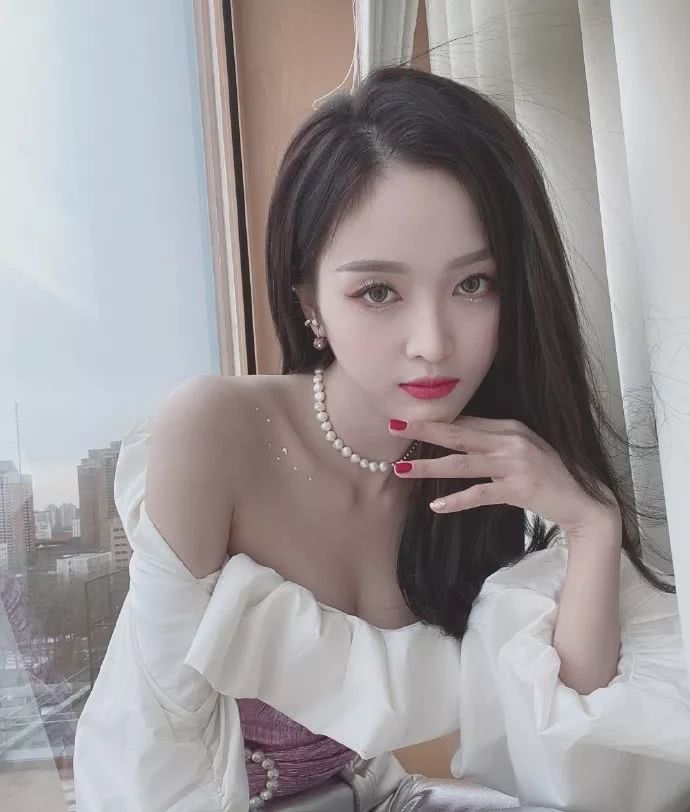 露脚踝已经过时了，学吴宣仪这样穿最潮流